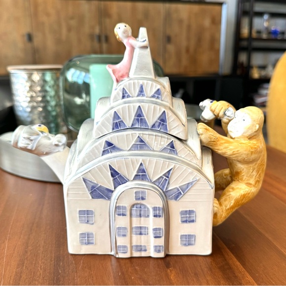 Omnibus King Kong New York Ceramic Tea Pot - Picture 9 of 15